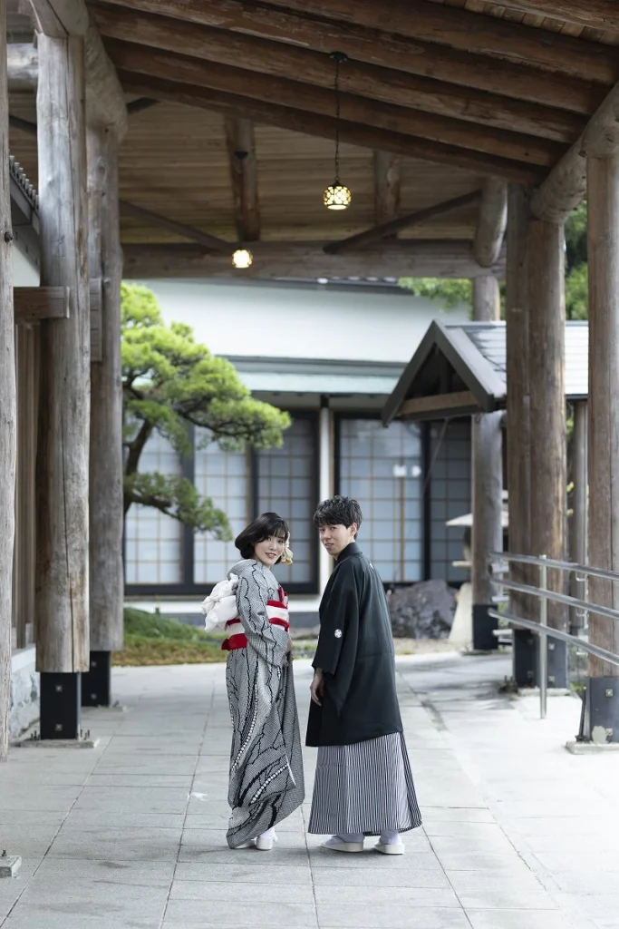 別府・神和苑の日本庭園に美しく映える、引き振袖を着用した新婦の振り返りポーズカット