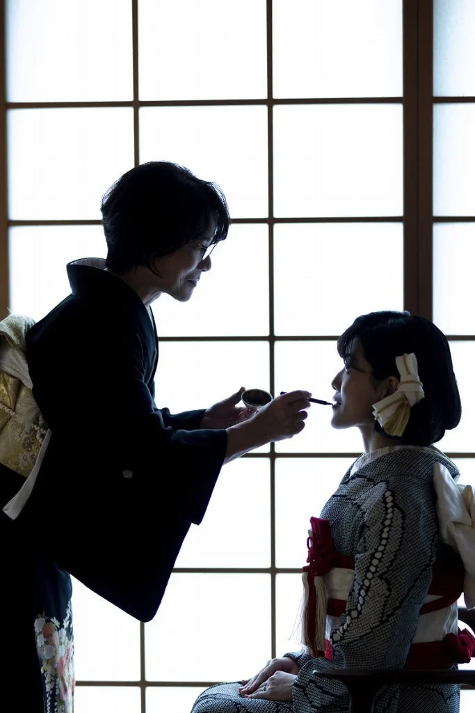 別府・神和苑での和装フォトウェディングで、お母様から新婦へお祝いの思いを込めて行う「紅差しの儀」の感動的な瞬間