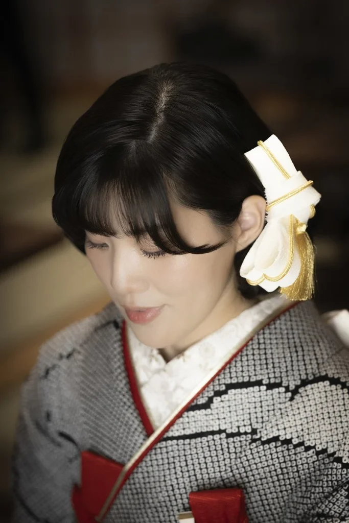 別府・神和苑での和装フォトウェディングにて、お支度を終え美しい佇まいでうつむき加減に見つめる新婦ソロカット